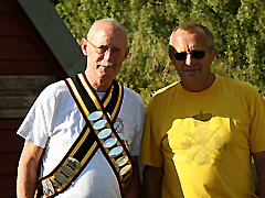 Afgende Fuglekonge Kurt Quiding sammen med formand Leif A. Hansen