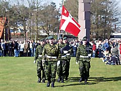 Regimentsfanen fres ind