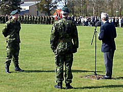 DDP's formand Helmuth Hansen, overrkker pokal.